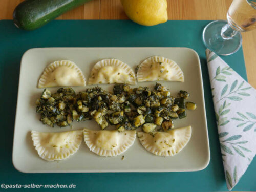 Ravioli und Zucchinigemüse