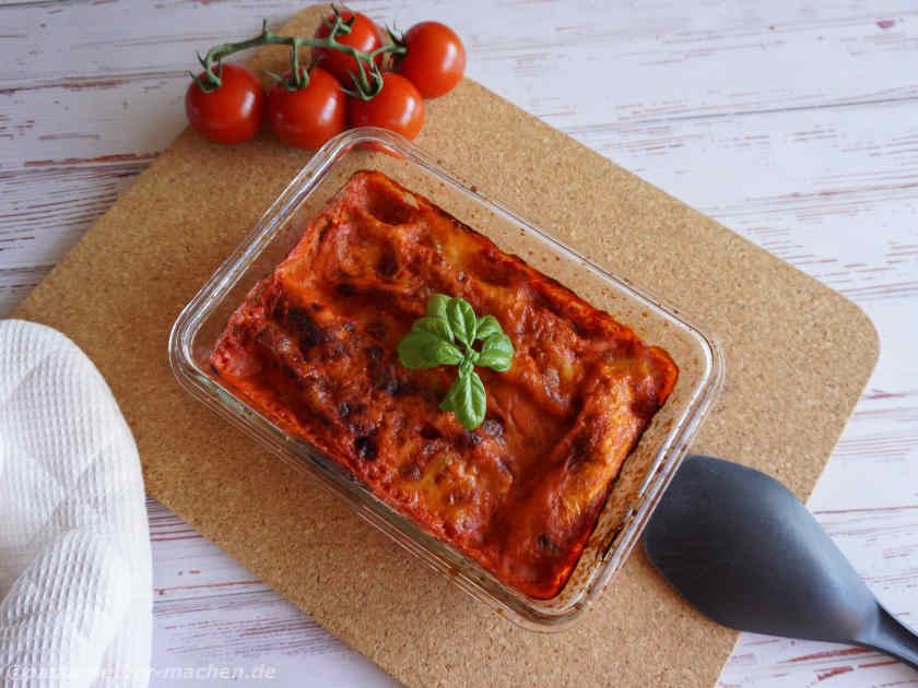 Cannelloni mit Zucchini-Ricotta-Füllung und Tomatensugo