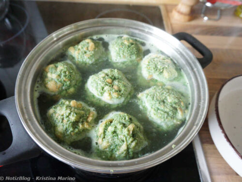 Spinatknödel kochen