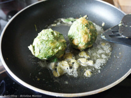 Spinatknödel in Butter schwenken