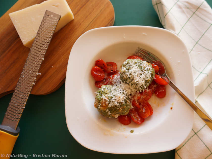 Spinatknödel mit Tomaten und Parmesan