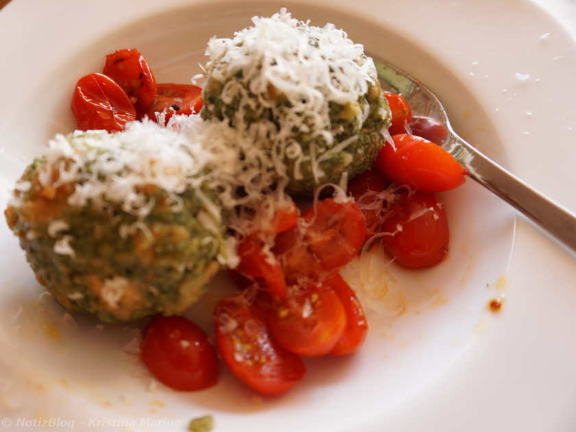 Spinatknödel mit Tomaten