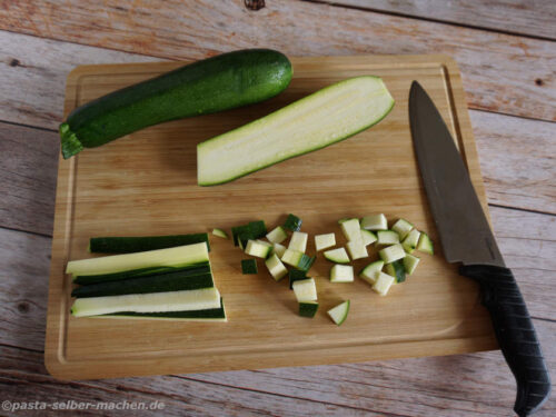 Zucchini würfeln