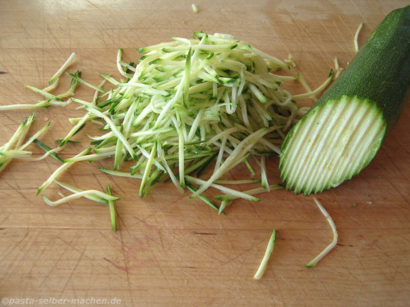 Zucchini reiben