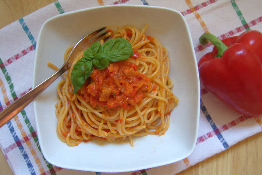 Spaghetti mit Paprikasugo