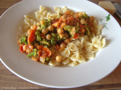 Farfalle mit Kichererbsen und Brokkoli