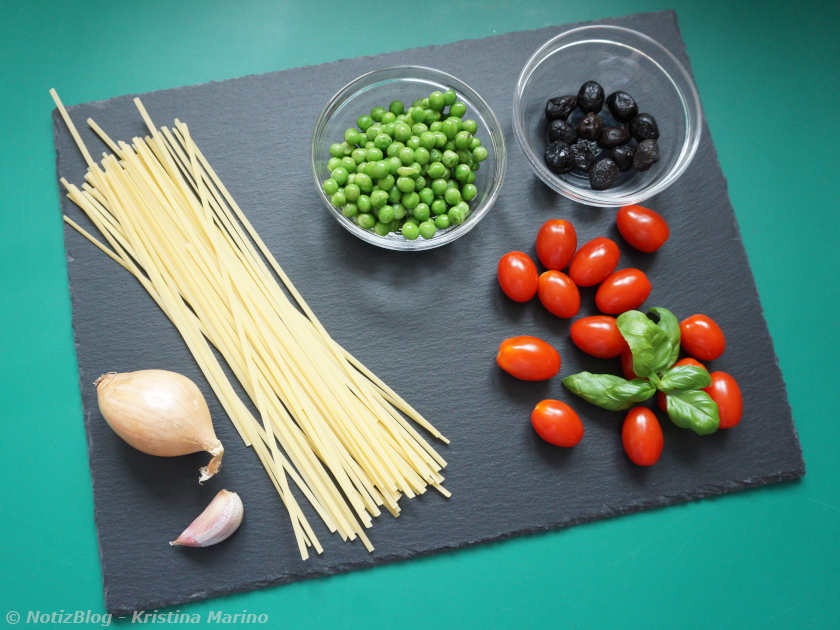 Zutaten für Linguine mit Erbsen und Tomaten