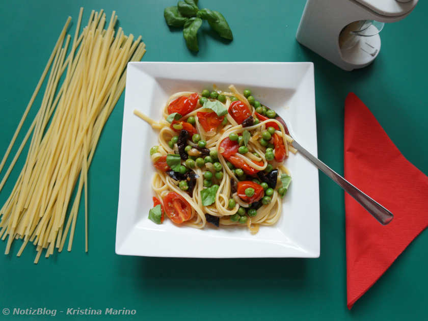 Linguine mit Erbsen und Tomaten