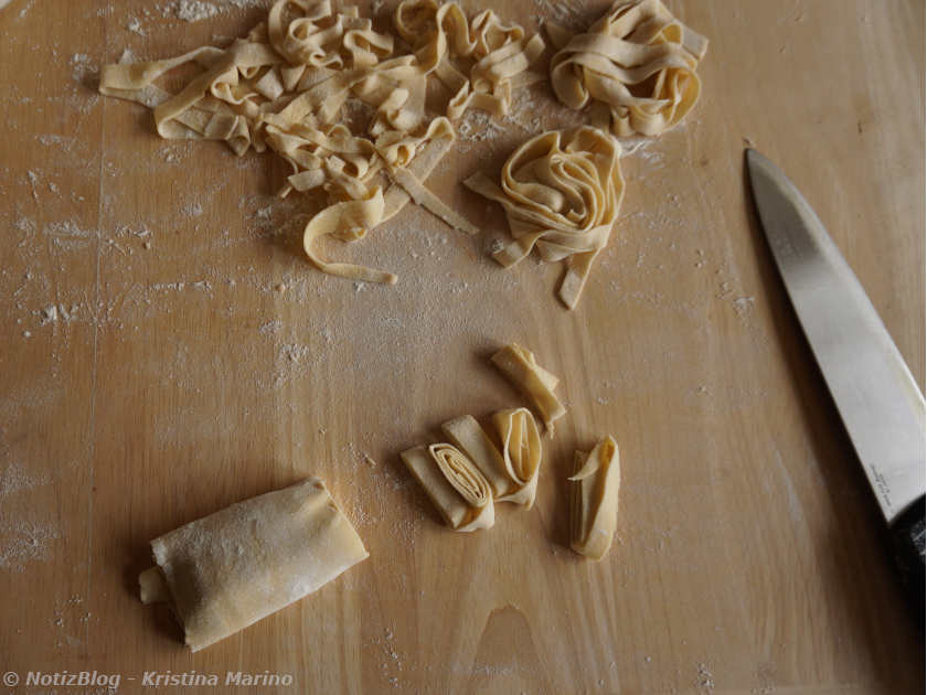 Tagliatelle von Hand schneiden