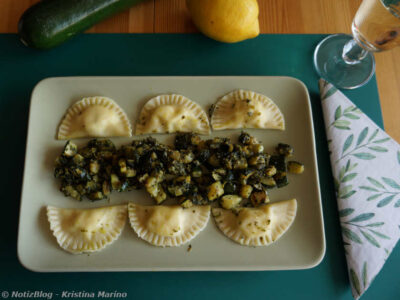 Ravioli und Zucchinigemüse