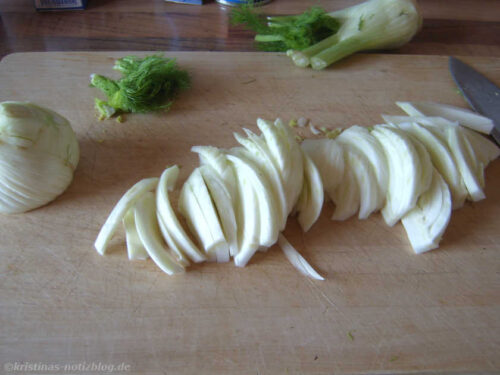 Fenchel in Scheiben schneiden