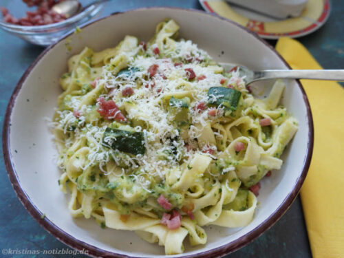 Pasta con zucchine e speck