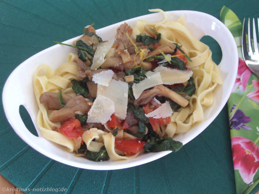 Pasta mit Austernpilzen und Spinat