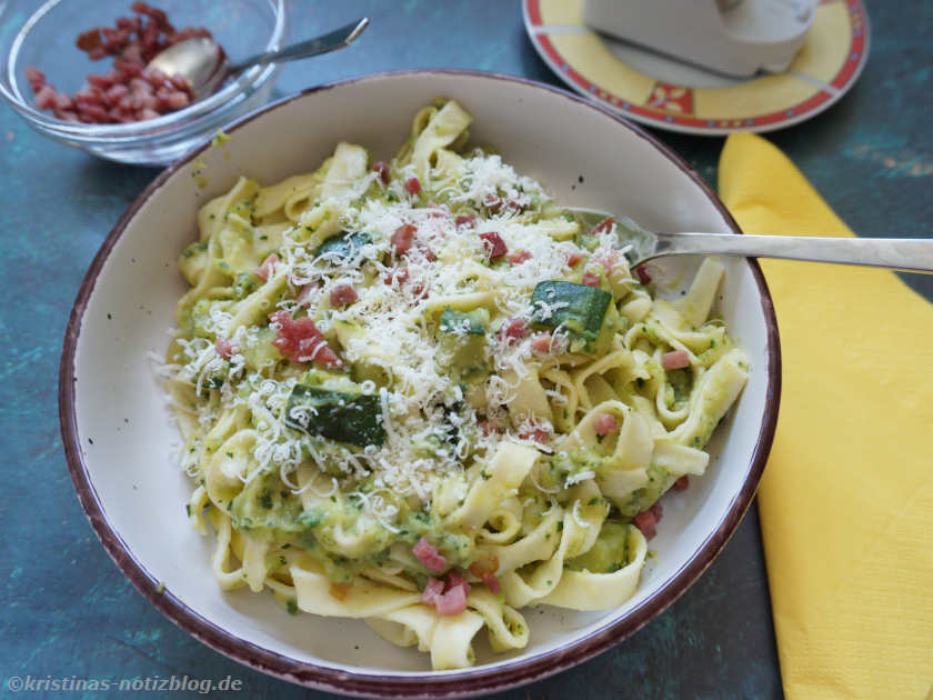 Pasta mit Zucchini und Speck