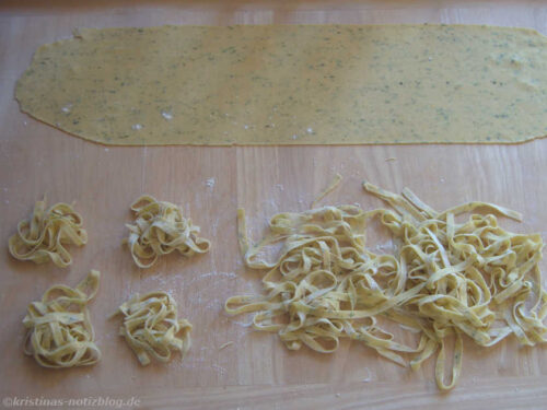 Tagliatelle aus Zitronenteig