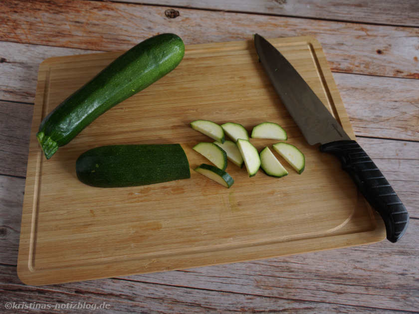 Zucchini in Scheiben schneiden