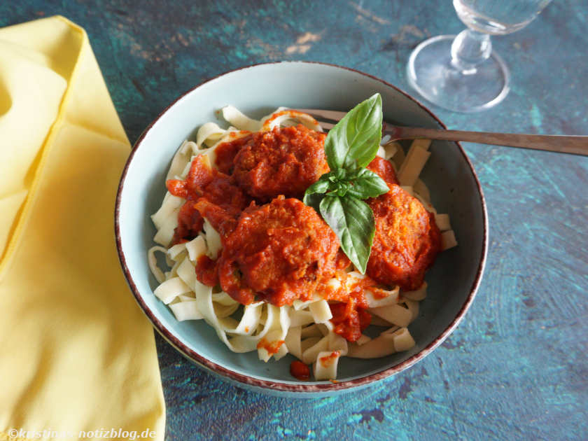 Zucchinibällchen in Tomatensugo