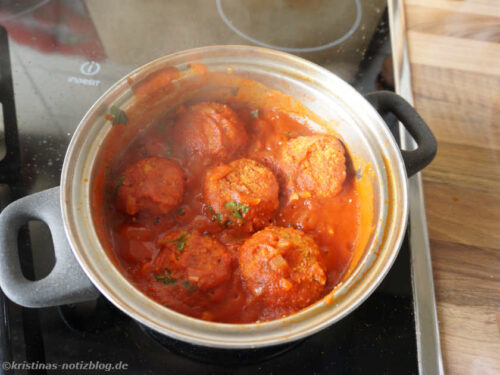 Zucchinibällchen in Tomatensauce