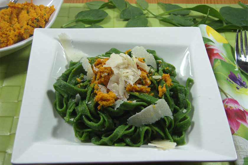 grüne Pasta mit Karottenpesto