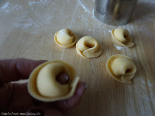 Tortellini mit der Hand formen